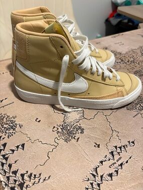 Nike High-Top Blazer - Tan